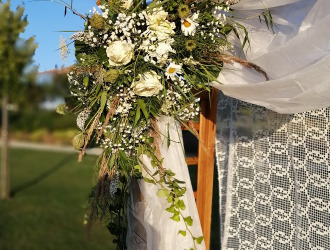Svatba mezi květinami